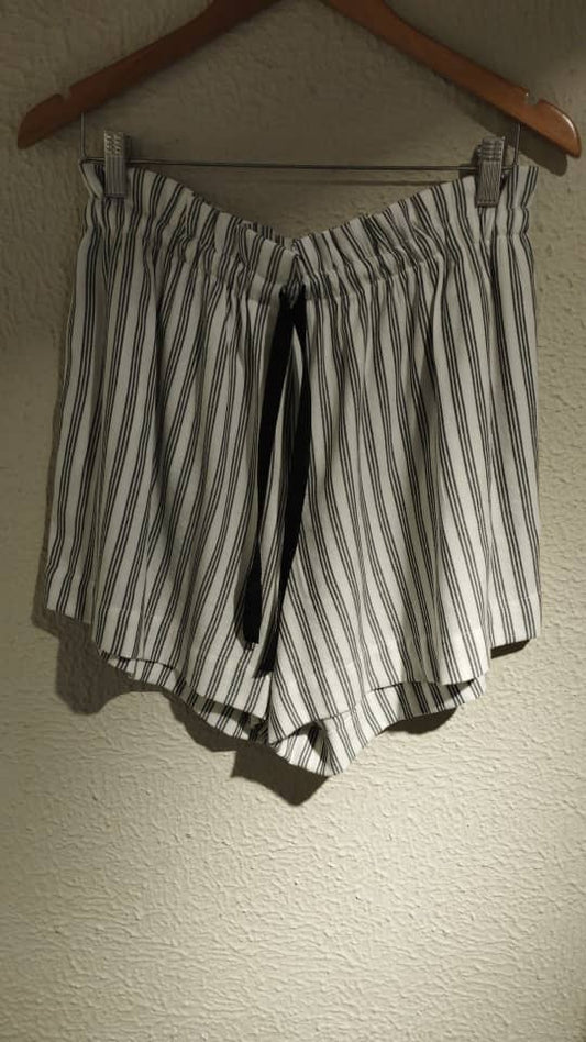 SHORT RUFLE / RAYAS NEGRO Y BLANCO